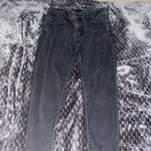 I’m selling these cute black jeans from American eagle